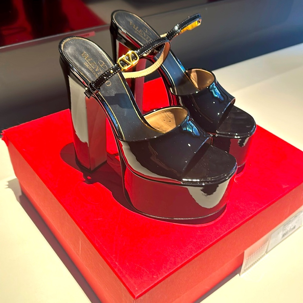 WORN ONCE black patent leather platform Valentino sandals size 6 1/2!